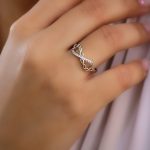 ANEL ZIRCONIA SIMBOLOS DO INFINITO CRAVEJADO E COM QUATRO SIMBOLOS LISOS
