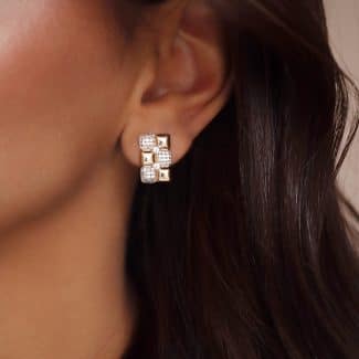 BRINCO ZIRCONIA SEIS QUADRADOS INTERCALADOS CRAVEJADOS E LISOS COM PONTO DE LUZ NO MEIO