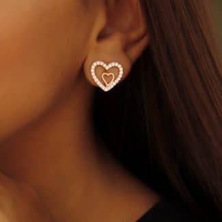 BRINCO ZIRCONIA CORACAO VAZADO CRAVEJADO COM CORACAO VAZADO LISO NO MEIO