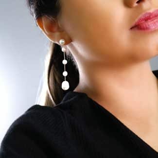 BRINCO PEROLA DUAS PARTES CINCO PEROLAS IRREGULARES