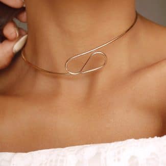 GARGANTILHA LISA ARO DETALHE FRONTAL DUAS VOLTAS