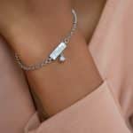 PULSEIRA LISA CHAPA AMOR COM ZIRCONIA PENDURADA