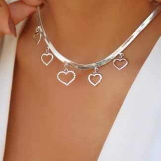GARGANTILHA LISA FITA CHOCKER COM UM CORACAO CRAVEJADO E QUATRO LISO 30CM