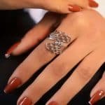 ANEL LISO GROSSO COM DETALHES DE BOLINHAS