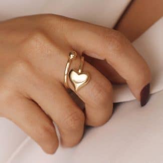 ANEL LISO CRUZADO COM UM CORACAO DE UM LADO E DO OUTRO ABAULADO