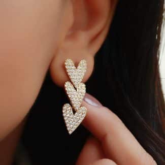 BRINCO ZIRCONIA COM TRES CORACOES PENDURADOS