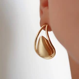 BRINCO LISO GOTA VAZADA COM UMA GOTA ABAULADA DENTRO 31.0 MM