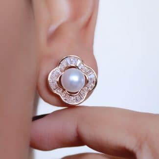 BRINCO PEROLA FLOR COM AS PETALAS DE NAVETE E A PEROLA NO MEIO