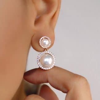 BRINCO PEROLA COM A BASE REDONDA E PEROLA DENTRO E OUTRA PENDURADA