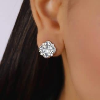 BRINCO ZIRCONIA FLOR COM QUATRO PERTALAS E QUATRO ZIRCONIAS EM VOLTA 12.0 MM