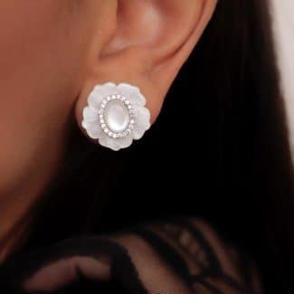 BRINCO MADRE PEROLA FLOR COM O MIOLO CRAVEJADO EM VOLTA OVAL