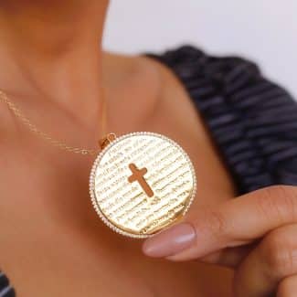 GARGANTILHA ZIRCONIA MEDALHA COM ORACAO PAI NOSSO E CRUZ VAZADA NO MEIO 45CM