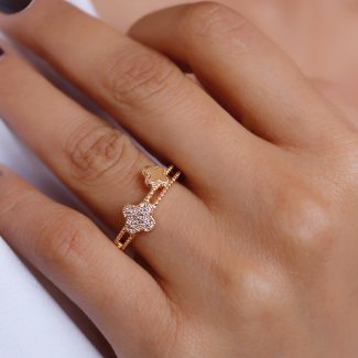 ANEL ZIRCONIA COM UMA FLOR LISA E A OUTRA CRAVEJADA