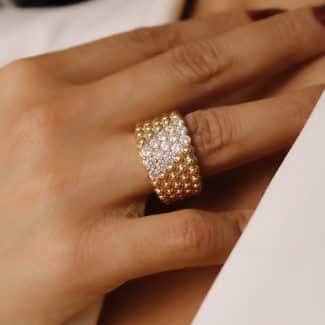 ANEL ZIRCONIA COM TRES FILEIRAS NA DIAGONAL E BOLINHAS LISAS