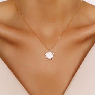 FLOR MADRE PEROLA COM CINCO ZIRCONIAS EM VOLTA 40 CM