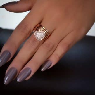 ANEL ZIRCONIA BASE LISA COM CINCO FAIXAS E CORACAO PENDURADO