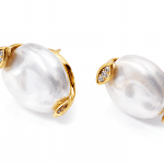 BRINCO PEROLA BARROCA COM ZIRCONIA 17.5 MM