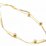 GARGANTILHA LISA COM BOLAS ACHATADAS E CANUTILHOS MENORES TRES BANHOS 80CM