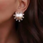 BRINCO PEROLA CORACAO COM ABELHA NO MEIO E ZIRCONIAS EM VOLTA