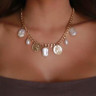 GARGANTILHA PEROLA COM DUAS MEDALHAS E CINCO PEROLAS E ELOS 45CM