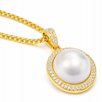 GARGANTILHA PEROLA REDONDA CRAVEJADA EM VOLTA E CORRENTE ENTRELACADA LISA 40CM