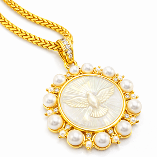 GARGANTILHA PEROLA ESPIRITO SANTO MEDALHA COM PEROLAS EM VOLTA E CORRENTE ENTRELACADA LISA 40CM