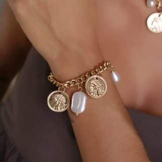 PULSEIRA PEROLA COM DUAS MEDALHAS E TRES PEROLAS E ELOS